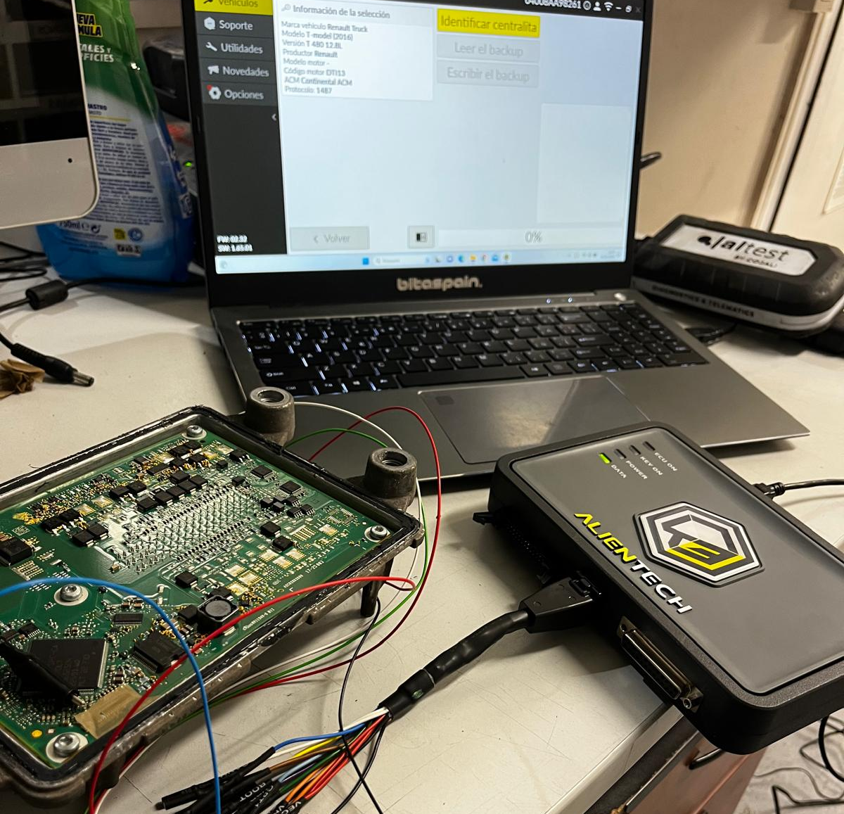 Técnico realizando diagnóstico electrónico de centralita ECU en un camión industrial