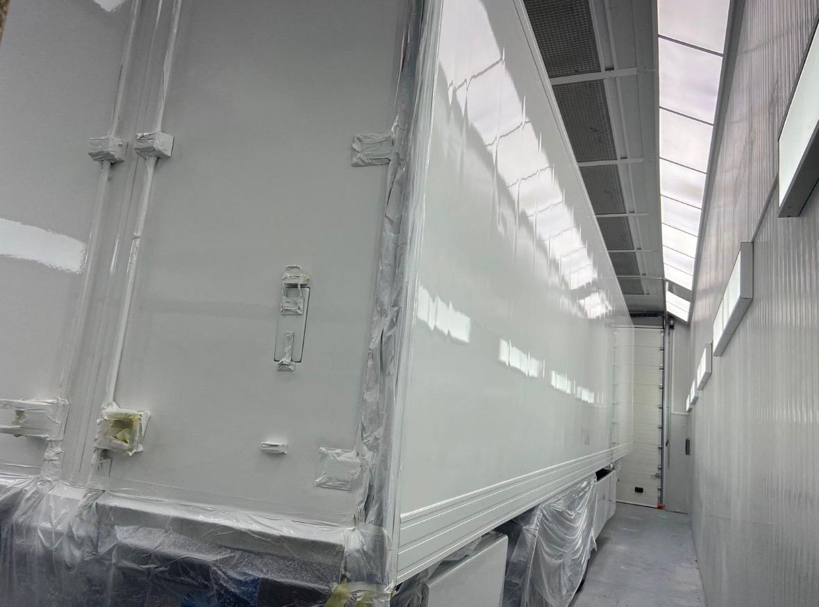 Semirremolque frigorífico recién pintado en cabina profesional