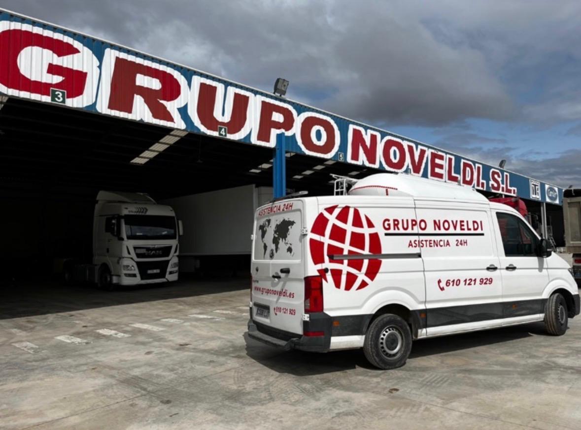 Furgoneta de asistencia 24 horas de Grupo Noveldi frente al taller